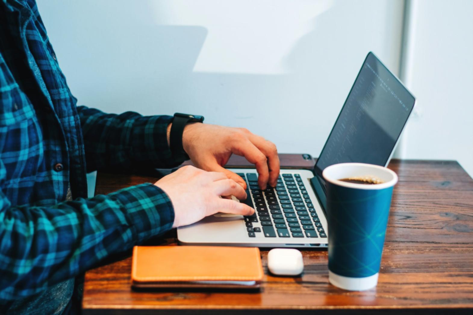Espace de formation moderne équipé pour l'analyse financière