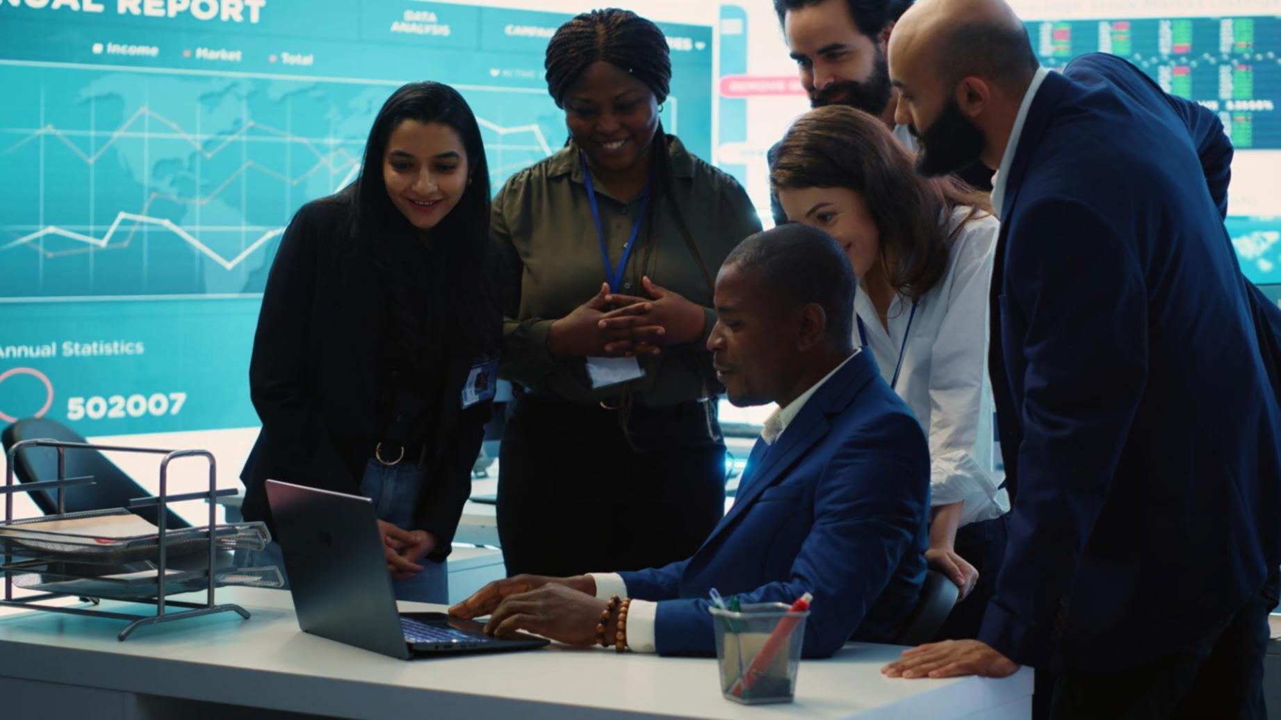 Session de formation en analyse financière avec participants engagés