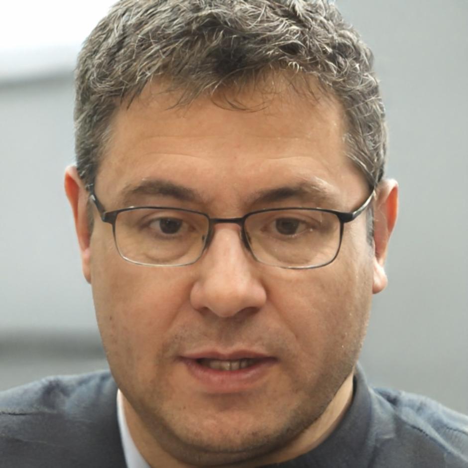 Portrait de Matthieu Dubois, expert en analyse financière
