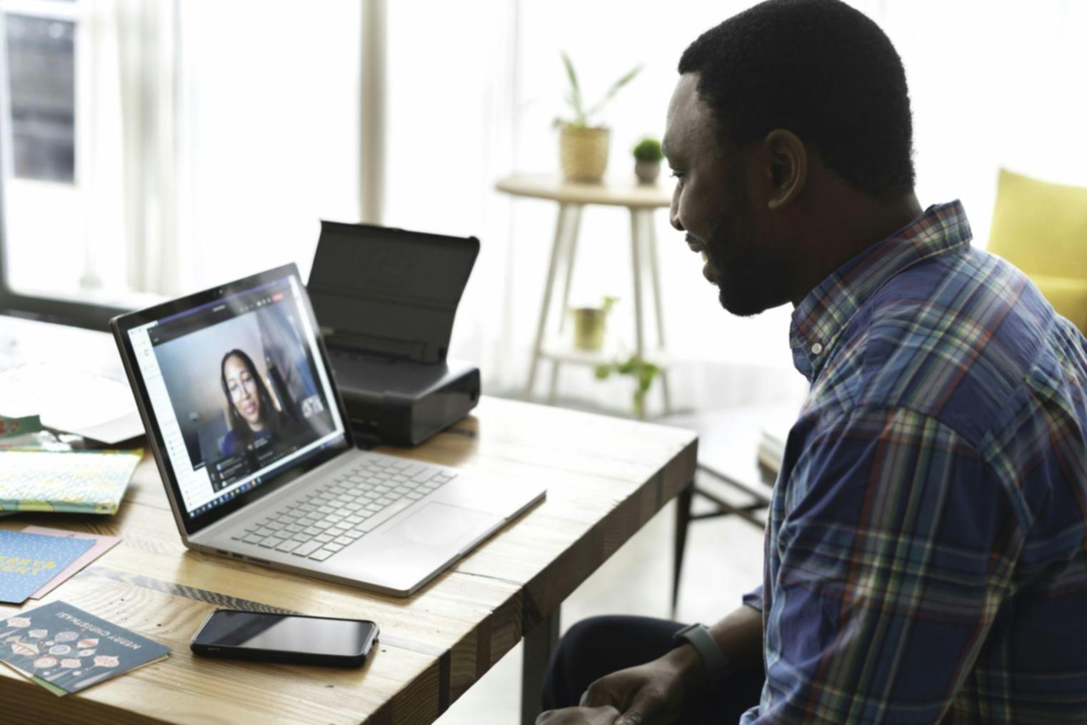 Espace de travail collaboratif avec participants échangeant sur des analyses financières
