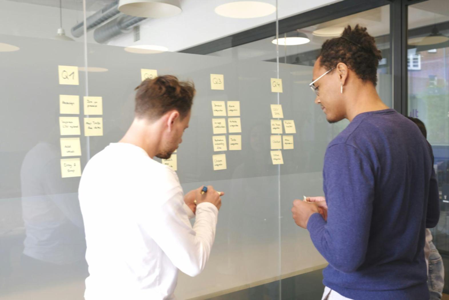Session de formation en analyse financière avec participants engagés